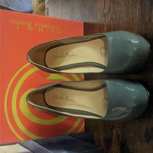 Gabrielle Rocha gray heels